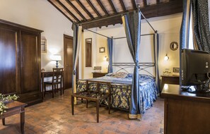 Junior Suite | Minibar, in-room safe, desk, soundproofing - Palazzo Fani Mignanelli (Siena)
