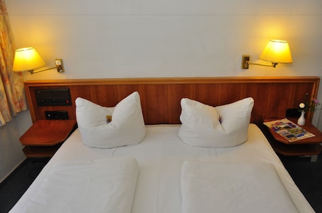 Ropa de cama hipoalergénica y escritorio . Brocki's Hotel Stadt Hamburg