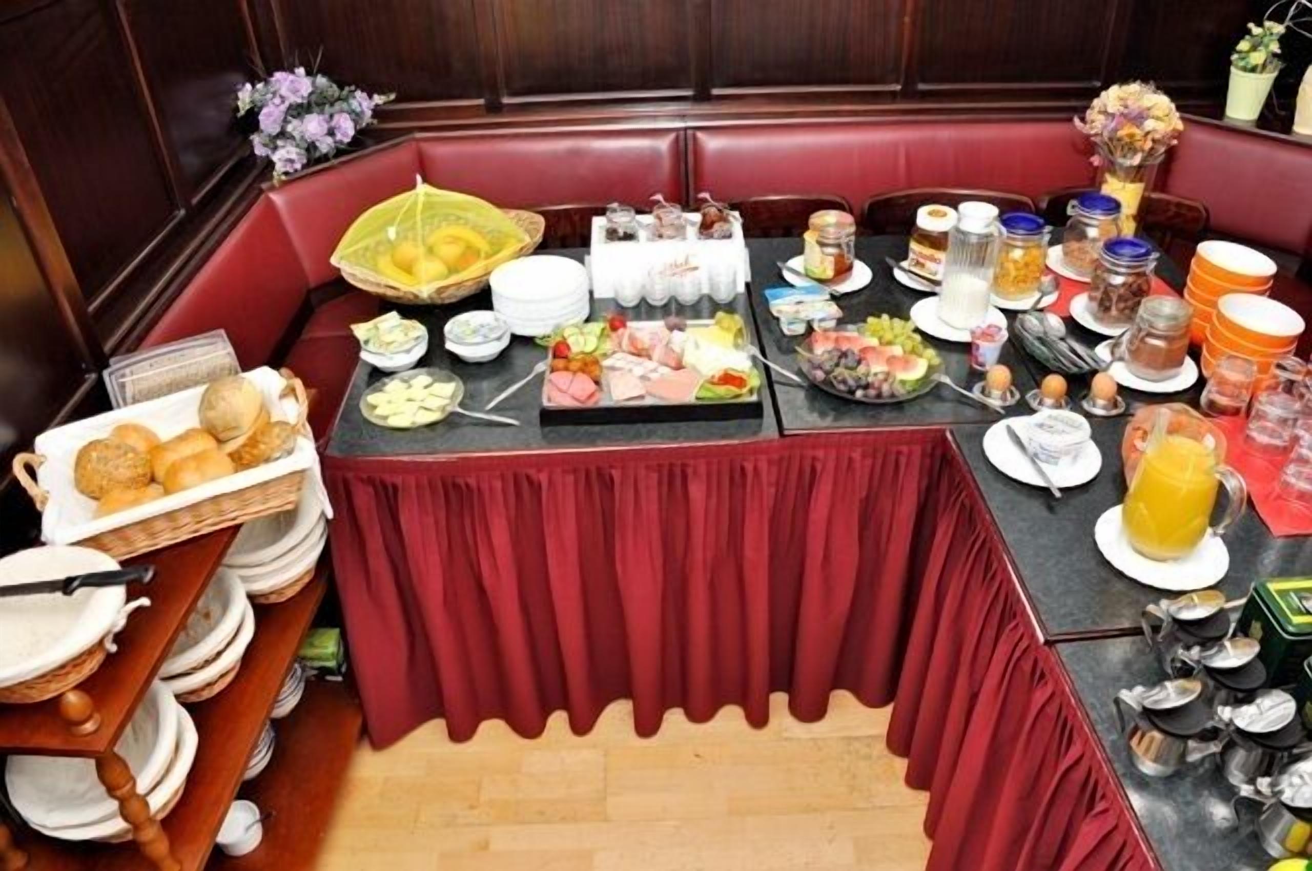 Un bufé de desayuno con diversos alimentos y bebidas.