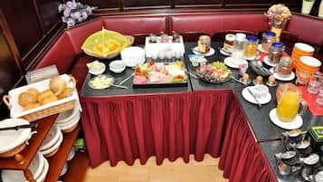 Un bufé de desayuno con diversos alimentos y bebidas.