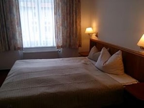 Business Double Room | Hypo-allergenic bedding, desk, laptop workspace, blackout drapes