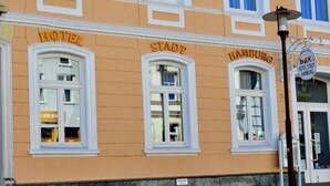 A building with multiple windows, some labeled "HOTEL" and "STADT HAMBURG". - Brocki's Hotel Stadt Hamburg (Parchim)