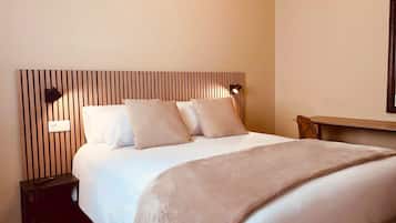 Een bureau, gratis wifi, beddengoed
