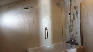 Room with terrace | Baño | Secador de pelo y toallas
