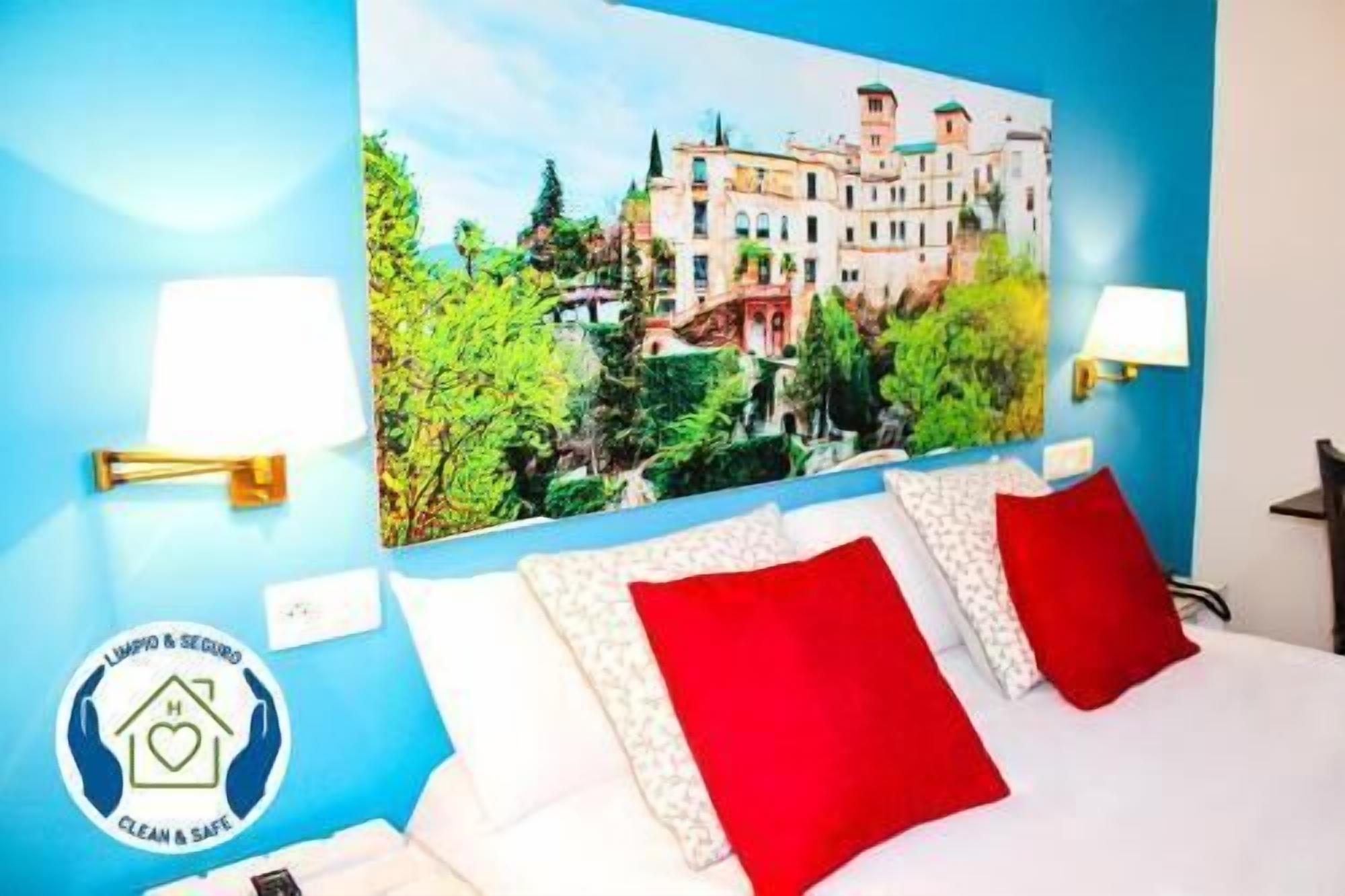 Meja kerja, Wi-Fi gratis, dan seprai linen