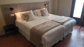 Escritorio, wifi gratis y ropa de cama