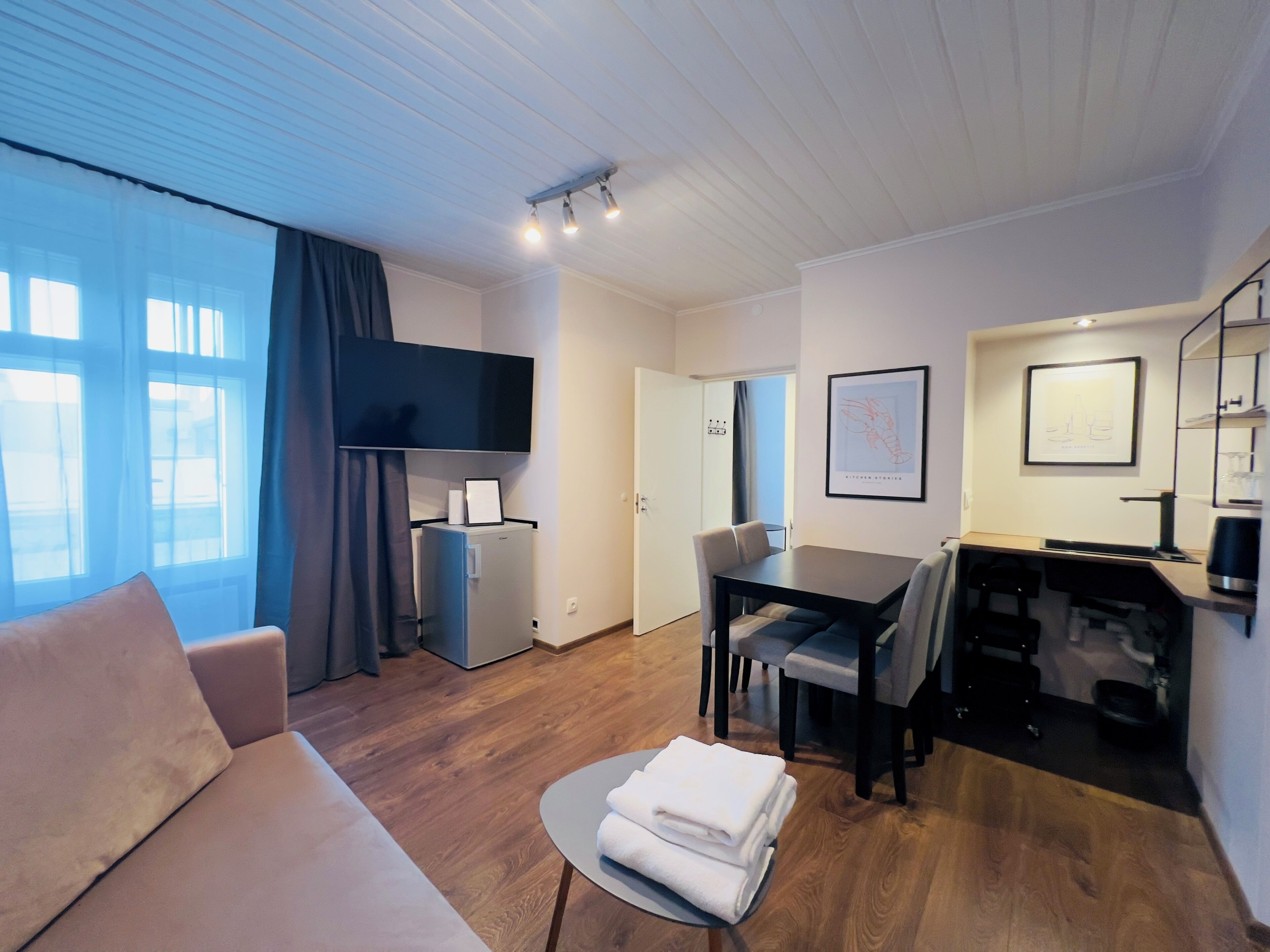 City Apartment | Minibar, in-room safe, desk, iron/ironing board