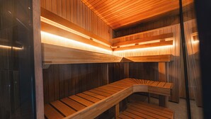 Sauna, jossa on puiset lauteet ja kalteva katto.