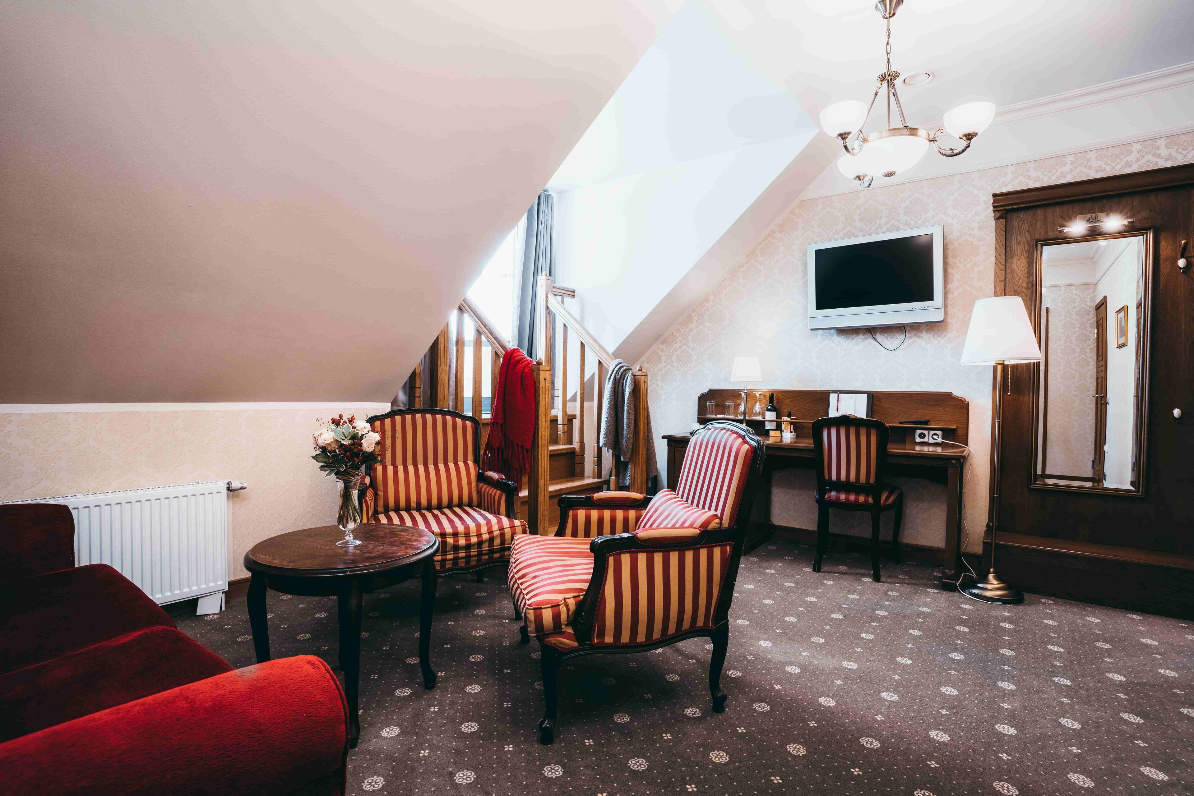 Romantic Suite | Minibar, in-room safe, desk, iron/ironing board