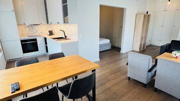 Arensburg Balcony and Sauna apartment | Minibar, Zimmersafe, Schreibtisch, Bügeleisen/Bügelbrett