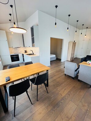 Arensburg Balcony and Sauna apartment | Minibaari, tallelokero huoneessa, työpöytä, silitysrauta/-lauta