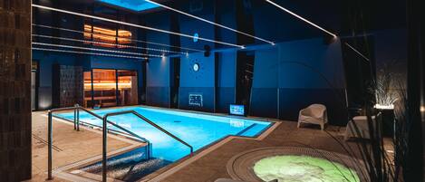 Minibar, brankas, meja kerja, dan setrika/meja setrika