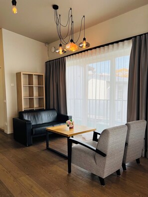 Comfort-Apartment | Minibar, Zimmersafe, Schreibtisch, Bügeleisen/Bügelbrett