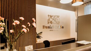 Een receptiebalie met het logo van Daniel Griffin Apartments.