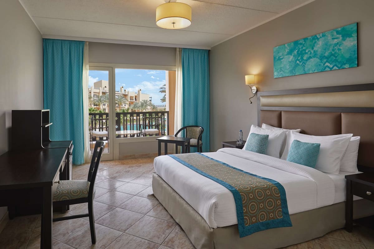 Superior Room | 1 bedroom, minibar, in-room safe, individually furnished