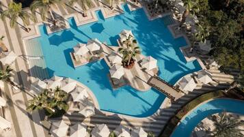 9 albercas al aire libre, sombrillas en la alberca y camastros