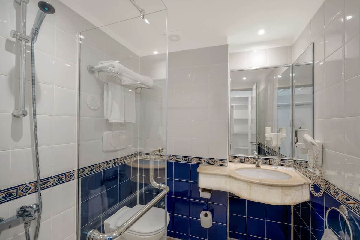Standard room, without balcony | 1 bedroom, minibar, in-room safe, individually furnished