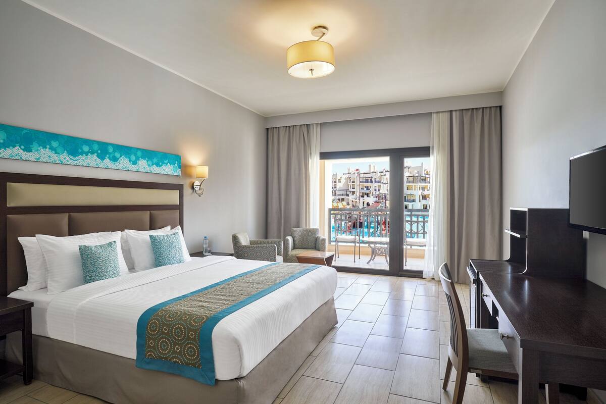 ميني بار وخزنة داخل الغرفة ومكتب وستائر تعتيم