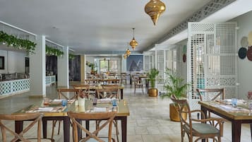 5 restaurants; breakfast, lunch and dinner served