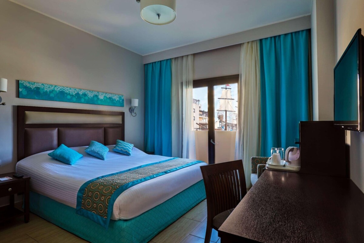 Minibar, in-room safe, desk, blackout drapes