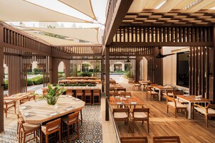 5 restauranter; serverer morgenmad, frokost og internationale retter