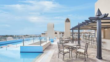 Bar en bord de piscine