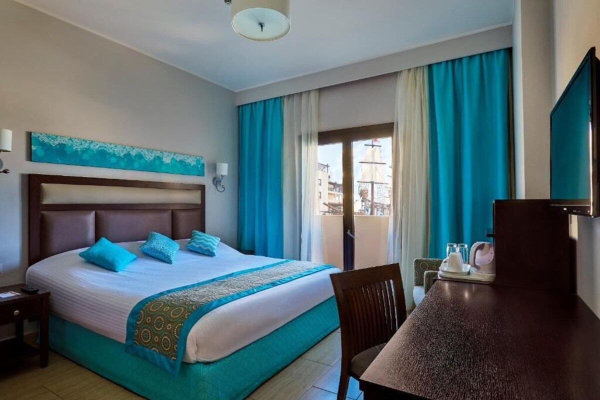 Minibar, in-room safe, desk, blackout drapes