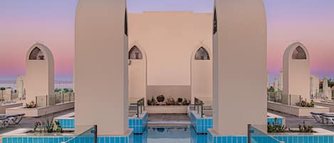 9 outdoor pools, pool umbrellas, pool loungers