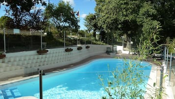 Sesongbasert utendørsbasseng