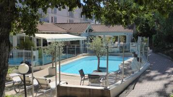 Una piscina al aire libre de temporada