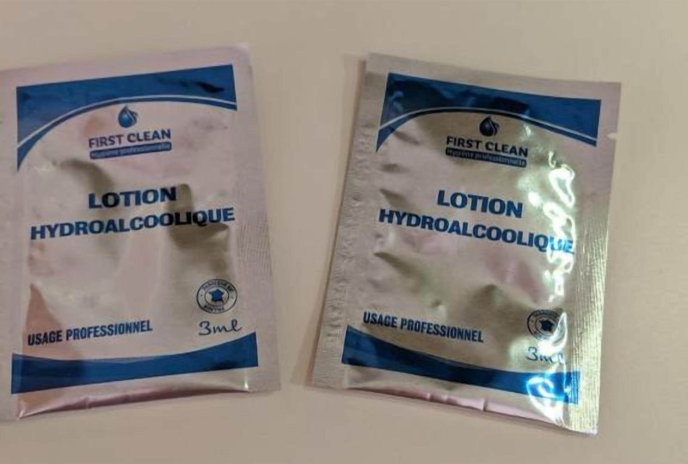 Deux flacons identiques de lotion hydroalcoolique First Clean, étiquetés pour un usage professionnel, contenant chacun 3 ml.