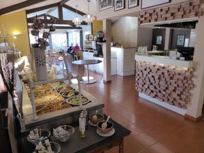 Petit déjeuner, déjeuner et dîner servis sur place, vue sur le jardin