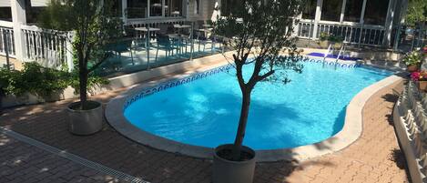 Una piscina al aire libre de temporada