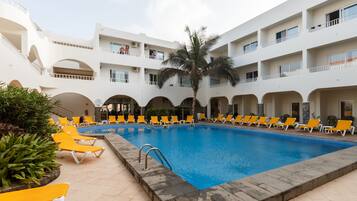 Outdoor pool, pool umbrellas, sun loungers