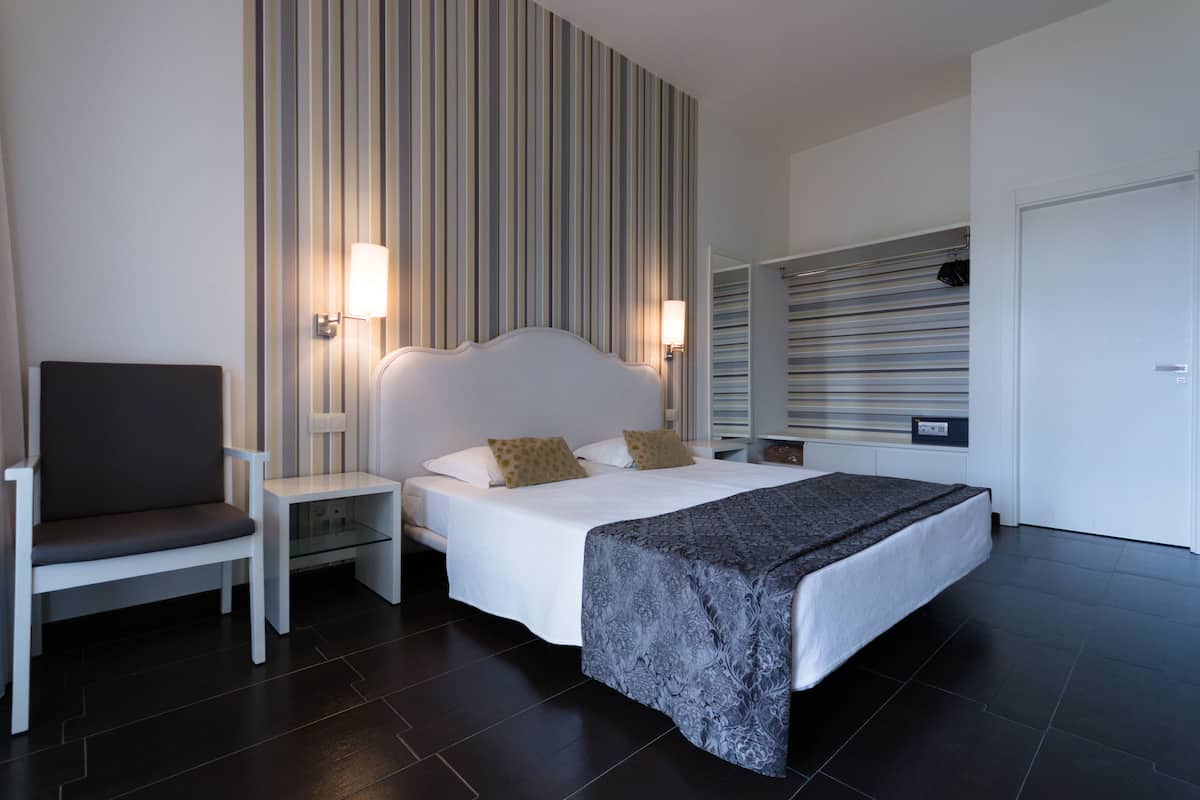 Chambre Supérieure Double ou avec lits jumeaux | Minibar, coffres-forts dans les chambres, bureau, draps fournis
