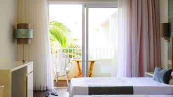 Minibar, in-room safe, desk, bed sheets