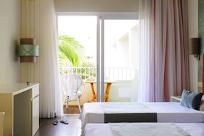 Minibar, in-room safe, desk, bed sheets - Hotel Pontao (Sal)