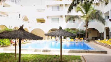 Piscine extérieure, parasols de plage, chaises longues