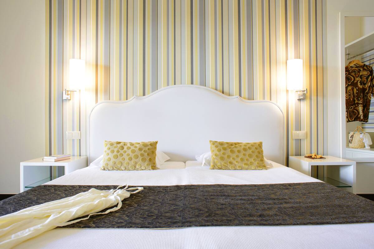 Frigobar, cofres nos quartos, escrivaninha, roupa de cama