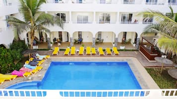 Piscine extérieure, parasols de plage, chaises longues