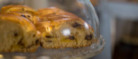 Une vitrine en verre contenant une miche de pain.