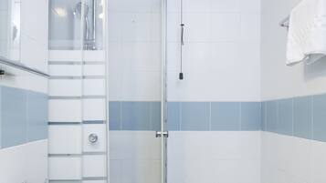 Dusche, kostenlose Toilettenartikel, Haartrockner, Handtücher