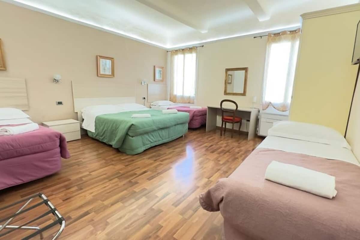 Camera Standard | Minibar, una cassaforte in camera, una scrivania, insonorizzazione