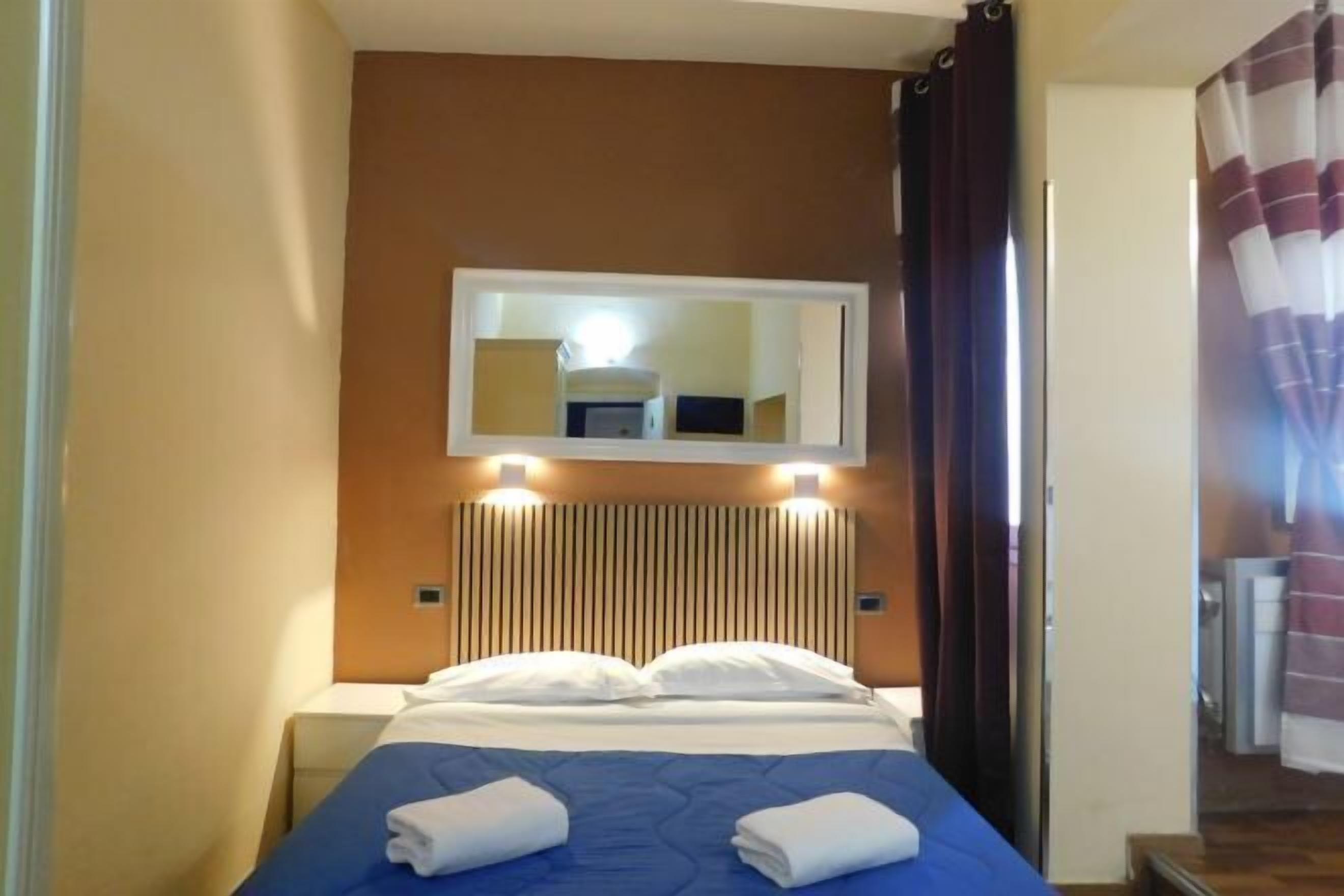 Minibar, caja de seguridad en la habitación y escritorio 