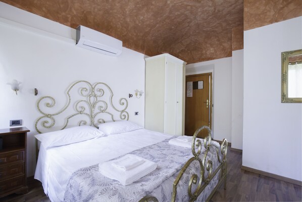 Minibar, in-room safe, desk, soundproofing - Piccolo Hotel (Florence)