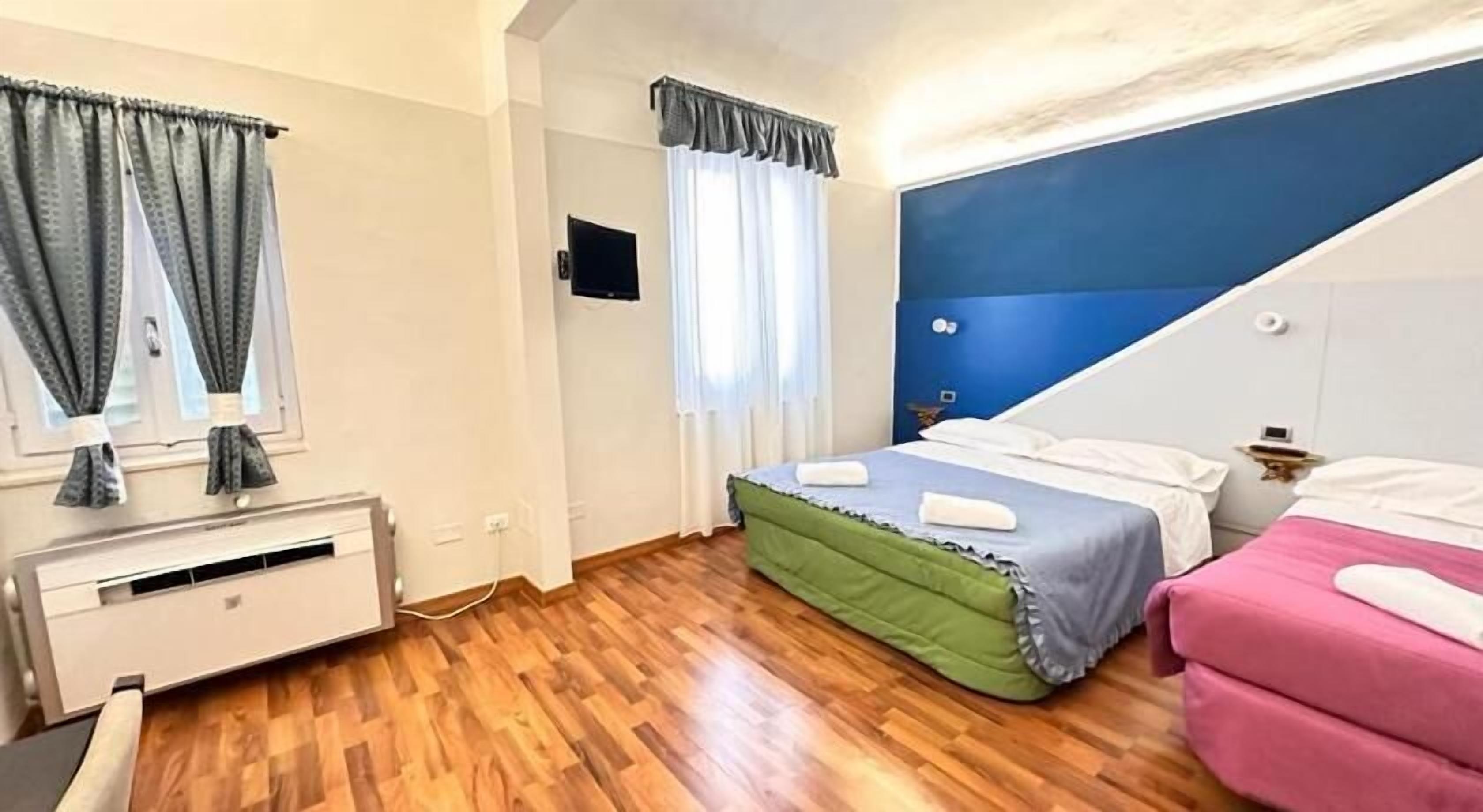 Minibar, caja de seguridad en la habitación y escritorio 