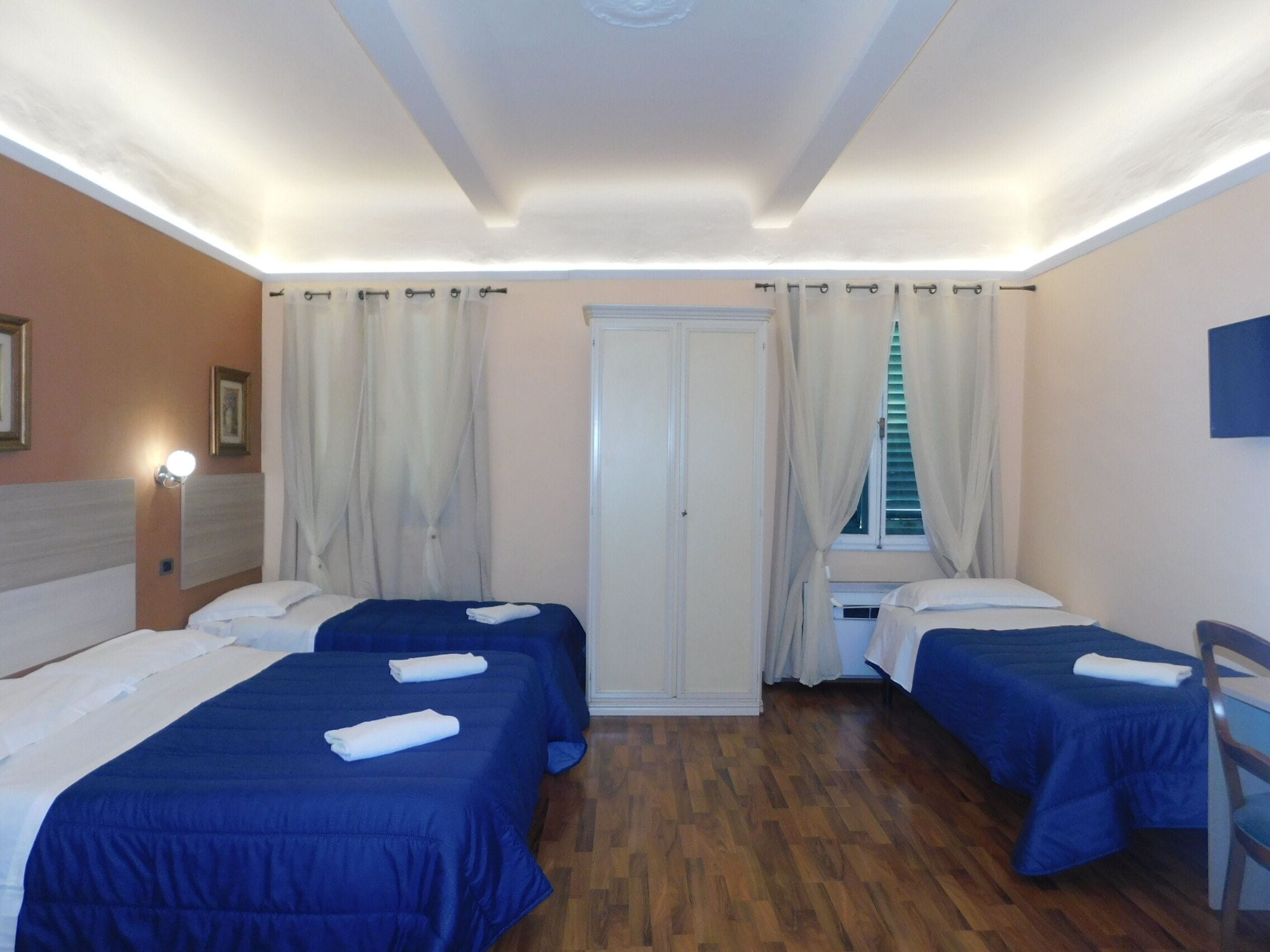 Standard Room | Minibar, in-room safe, desk, soundproofing