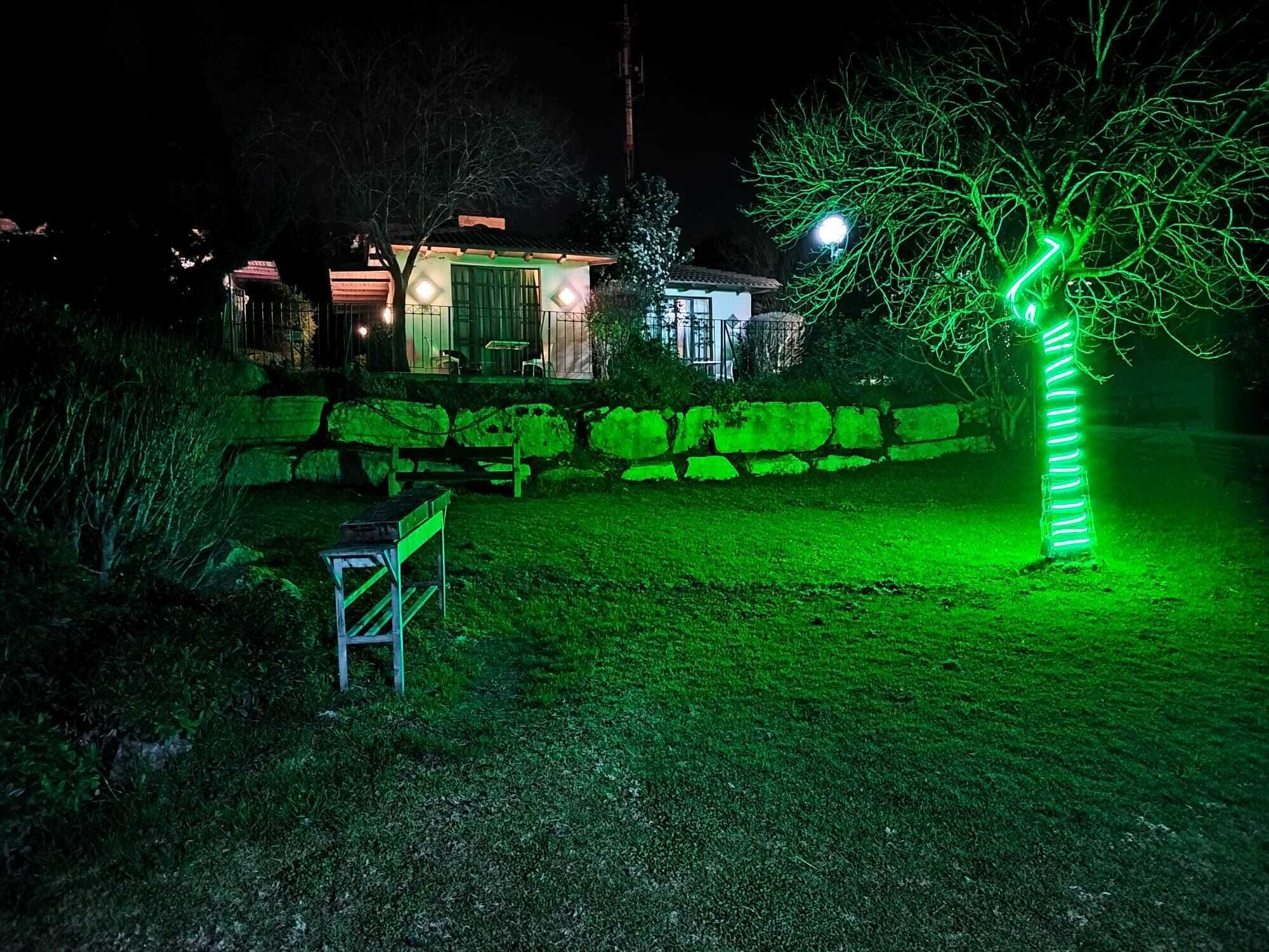 Una casa con un muro de piedra y un banco al frente.