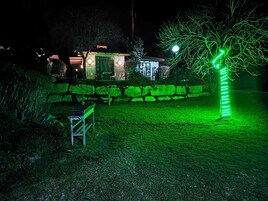 Una casa con un muro de piedra y un banco al frente.