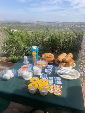 Tägliches Frühstück zum Mitnehmen gegen Gebühr